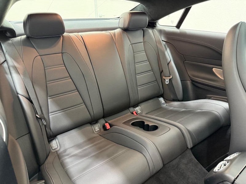 Mercedes-Benz E-Class Vehicle Image 9