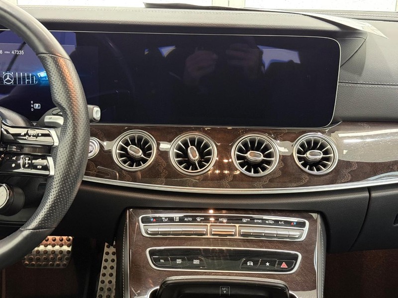 Mercedes-Benz E-Class Vehicle Image 12