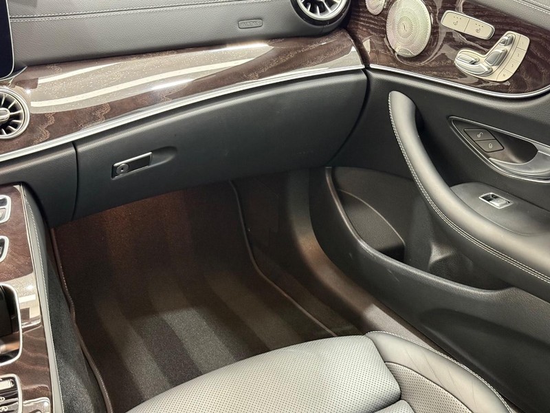 Mercedes-Benz E-Class Vehicle Image 14