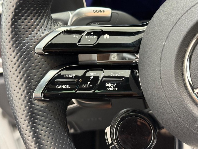 Mercedes-Benz E-Class Vehicle Image 16