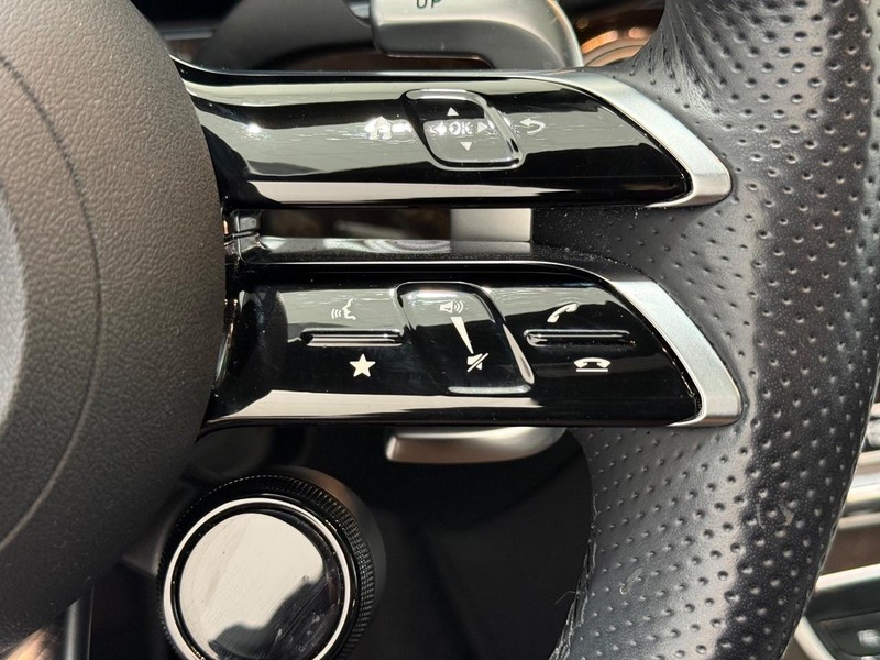 Mercedes-Benz E-Class Vehicle Image 17