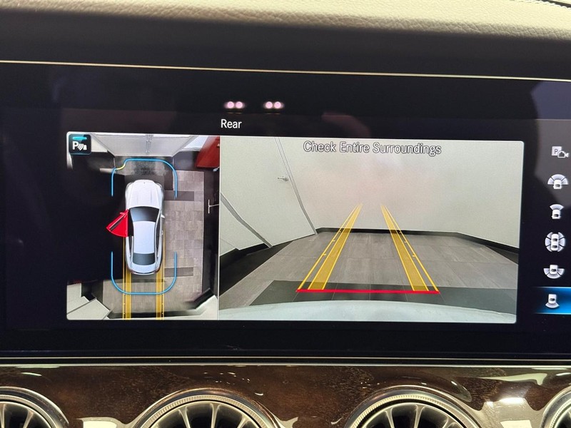 Mercedes-Benz E-Class Vehicle Image 19