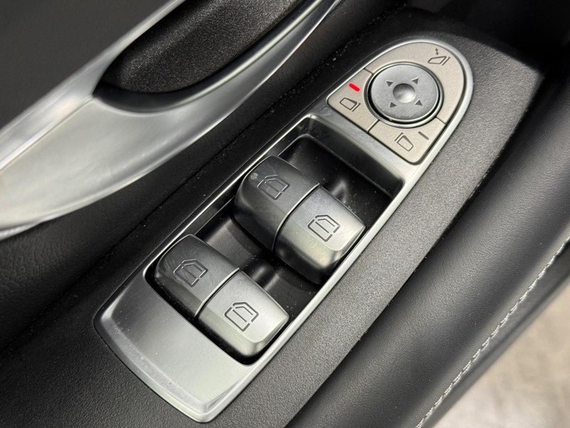 Mercedes-Benz E-Class Vehicle Image 20