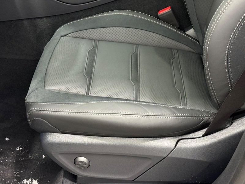 Mercedes-Benz GLE Vehicle Image 17