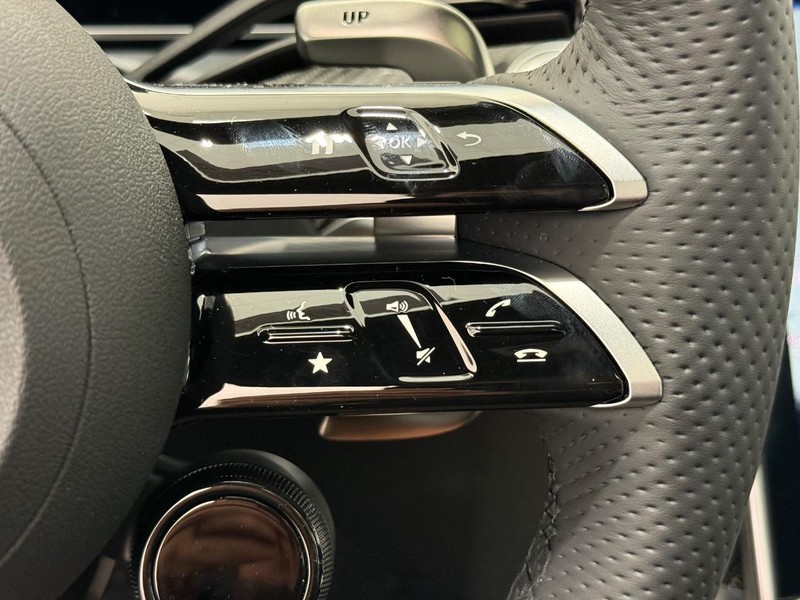 Mercedes-Benz C-Class Vehicle Image 12