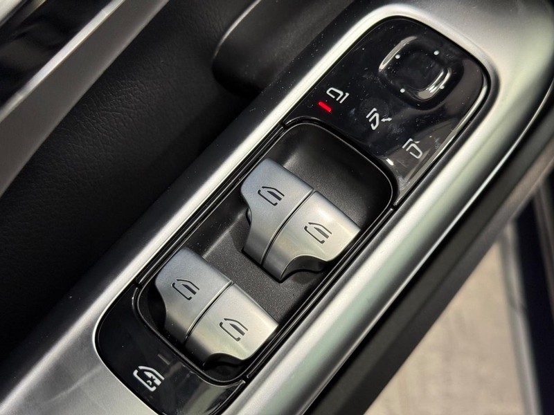 Mercedes-Benz C-Class Vehicle Image 15