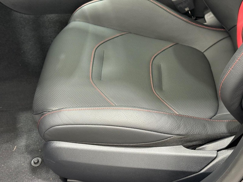 Mercedes-Benz C-Class Vehicle Image 16