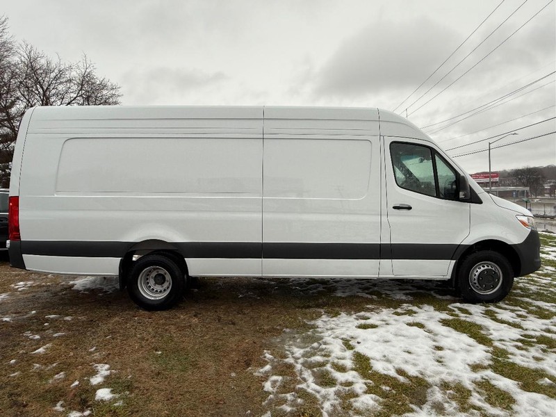 Mercedes-Benz Sprinter Cargo Van Vehicle Image 2