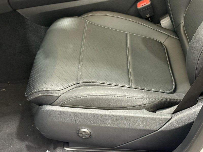 Mercedes-Benz GLC Vehicle Image 16