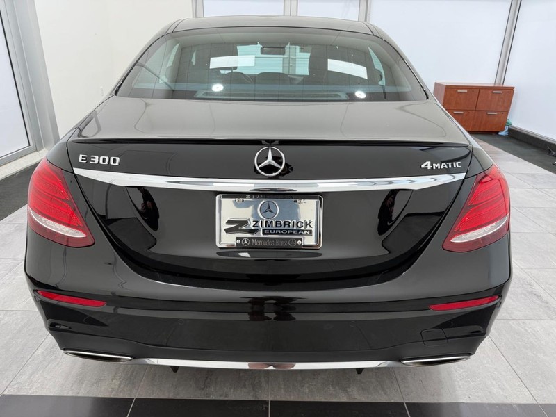 Mercedes-Benz E-Class Vehicle Image 3