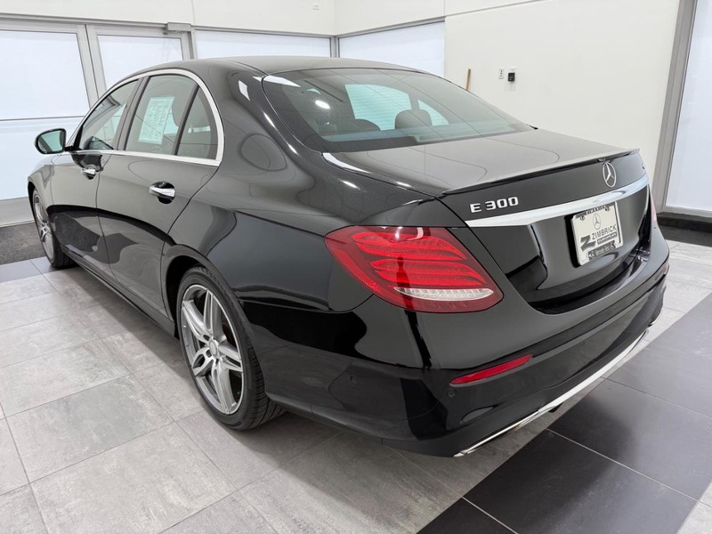 Mercedes-Benz E-Class Vehicle Image 4