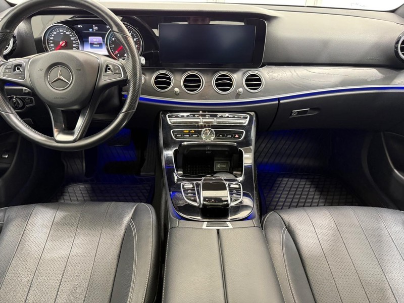 Mercedes-Benz E-Class Vehicle Image 9