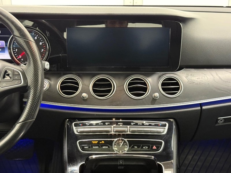 Mercedes-Benz E-Class Vehicle Image 10