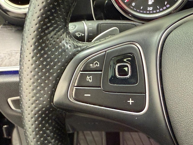 Mercedes-Benz E-Class Vehicle Image 14