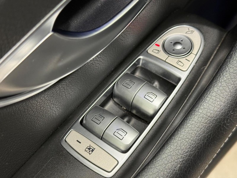 Mercedes-Benz E-Class Vehicle Image 18