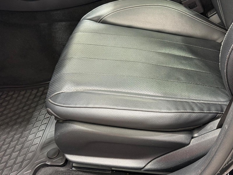 Mercedes-Benz E-Class Vehicle Image 19