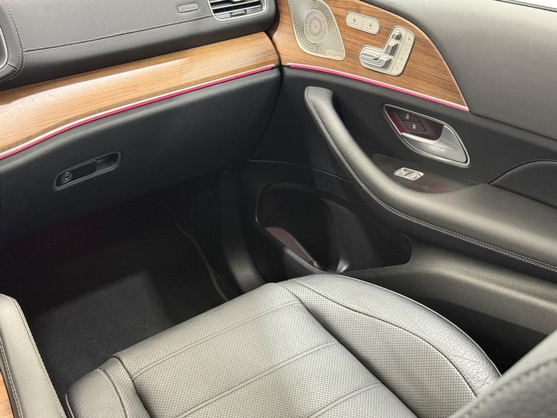 Mercedes-Benz GLS Vehicle Image 13