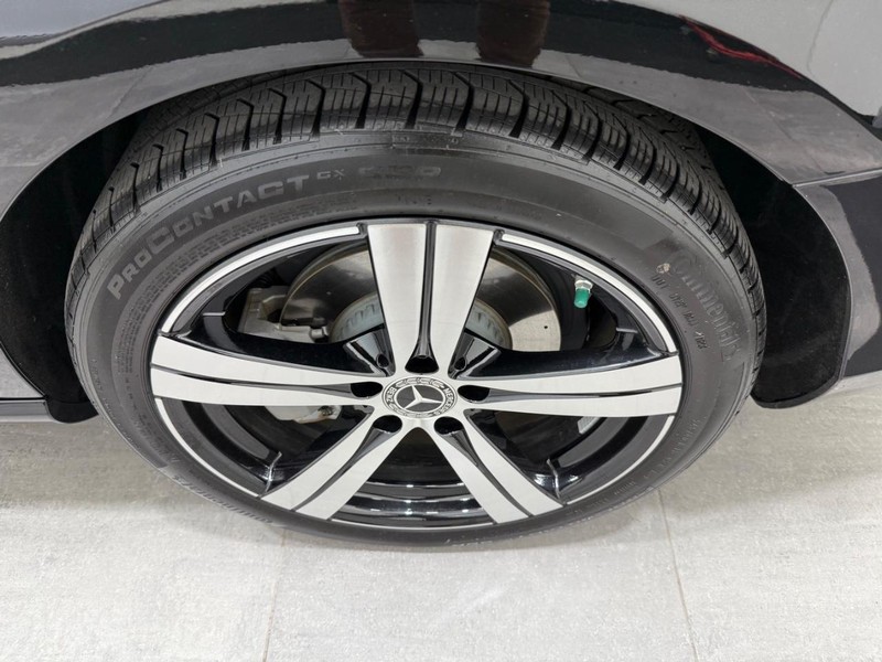 Mercedes-Benz C-Class Vehicle Image 5