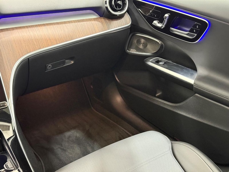 Mercedes-Benz C-Class Vehicle Image 12