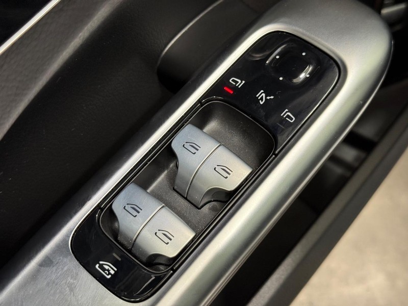 Mercedes-Benz C-Class Vehicle Image 19