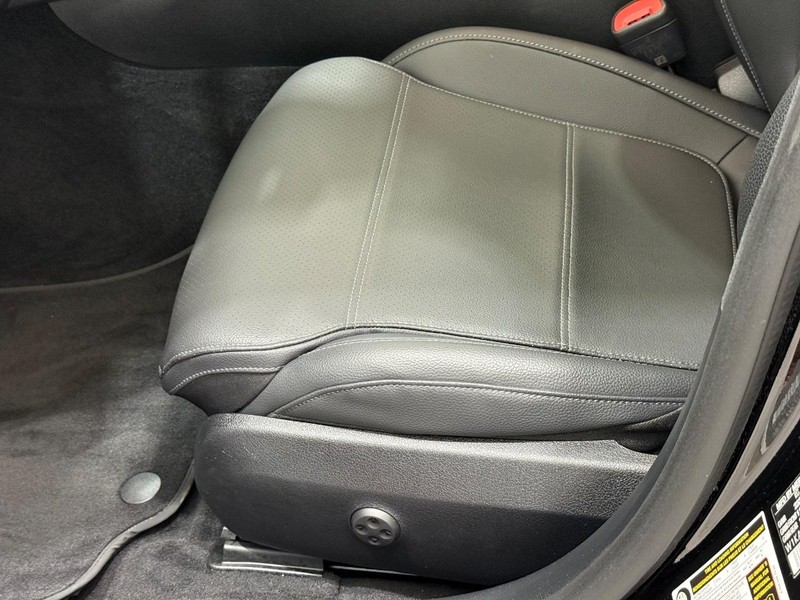 Mercedes-Benz C-Class Vehicle Image 20