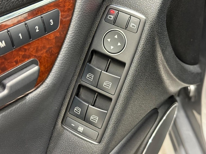 Mercedes-Benz C-Class Vehicle Image 19