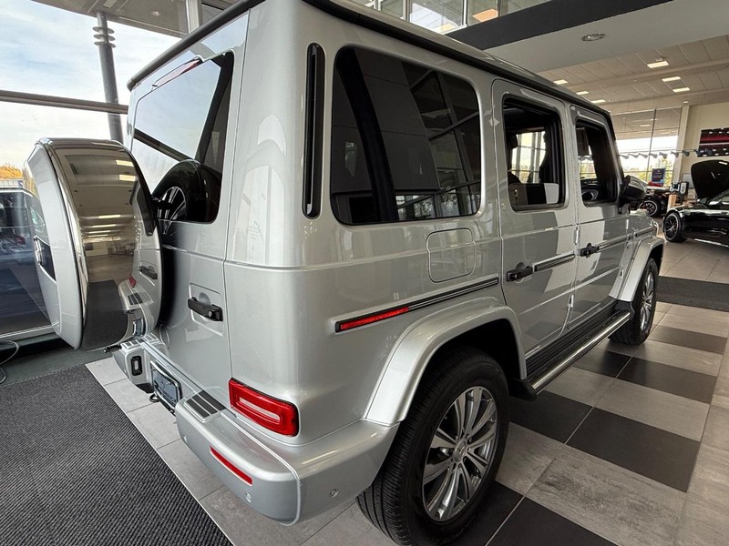 Mercedes-Benz G-Class Vehicle Image 2