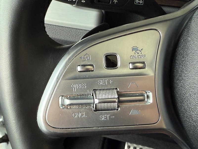 Mercedes-Benz G-Class Vehicle Image 14