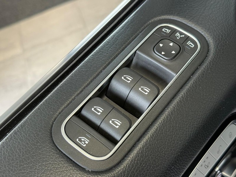 Mercedes-Benz G-Class Vehicle Image 17