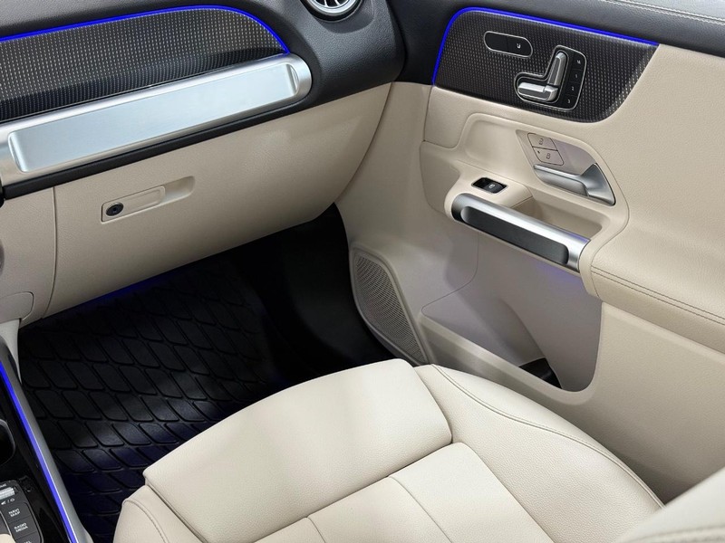 Mercedes-Benz GLB Vehicle Image 12