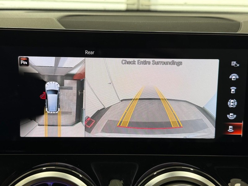 Mercedes-Benz GLB Vehicle Image 17