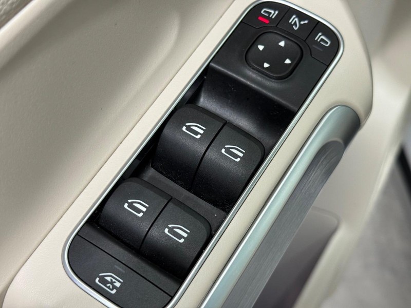 Mercedes-Benz GLB Vehicle Image 18