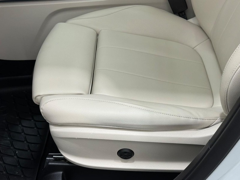 Mercedes-Benz GLB Vehicle Image 19