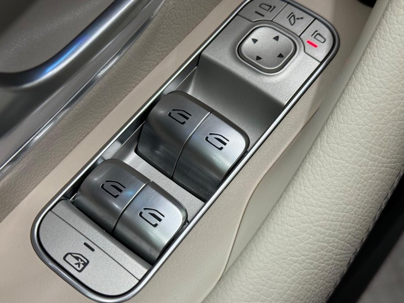 Mercedes-Benz GLE Vehicle Image 18