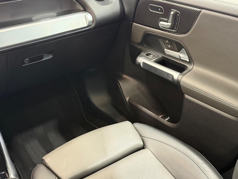 Mercedes-Benz GLB Vehicle Image 12