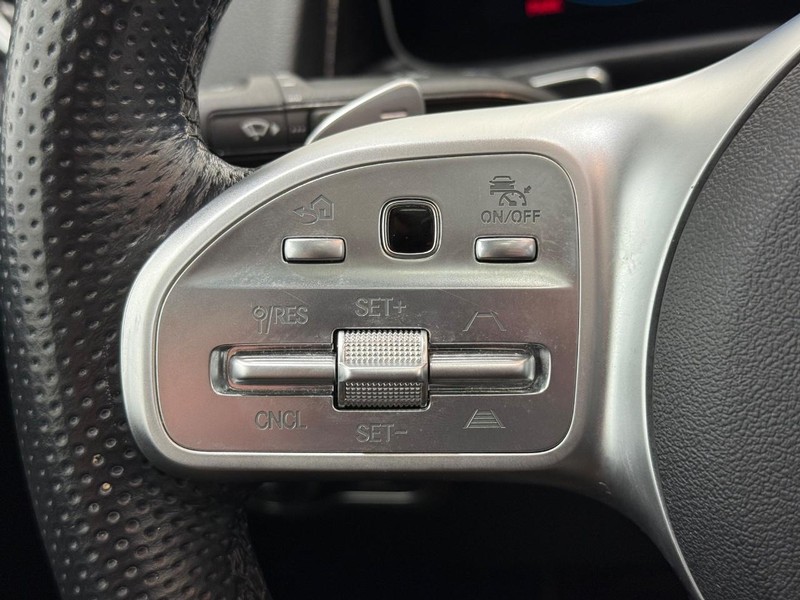 Mercedes-Benz GLB Vehicle Image 14