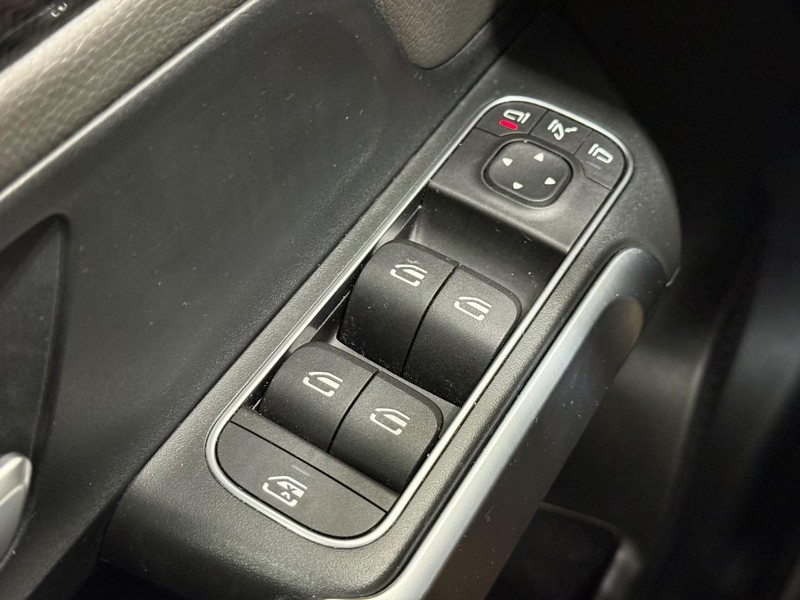 Mercedes-Benz GLB Vehicle Image 19