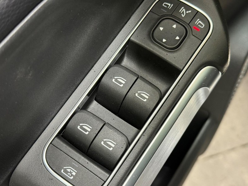 Mercedes-Benz GLB Vehicle Image 14