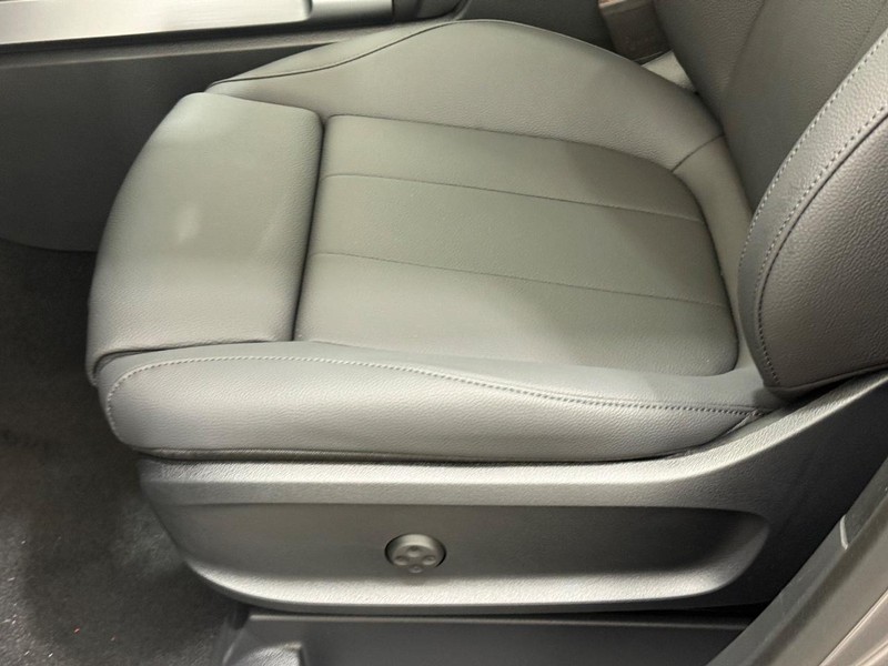 Mercedes-Benz GLB Vehicle Image 15