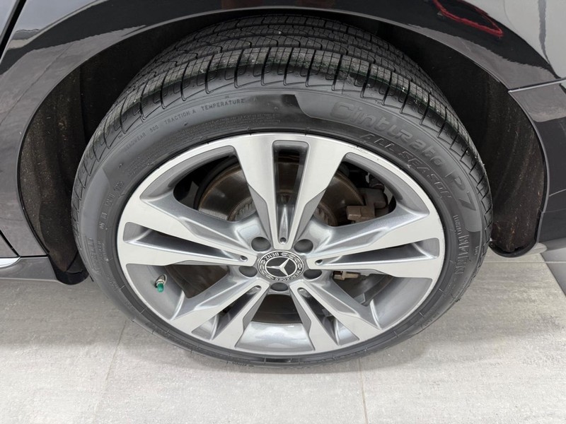 Mercedes-Benz C-Class Vehicle Image 5