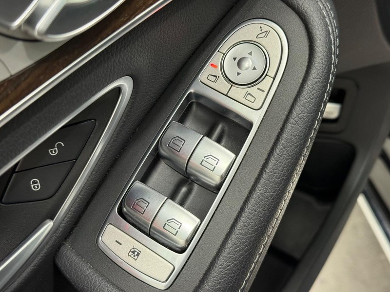 Mercedes-Benz C-Class Vehicle Image 19