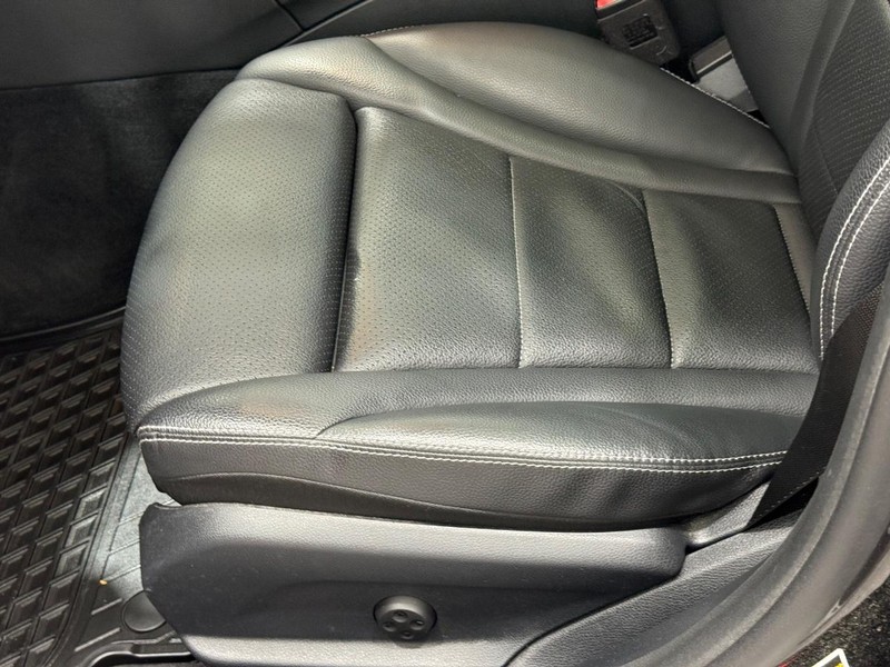 Mercedes-Benz C-Class Vehicle Image 20