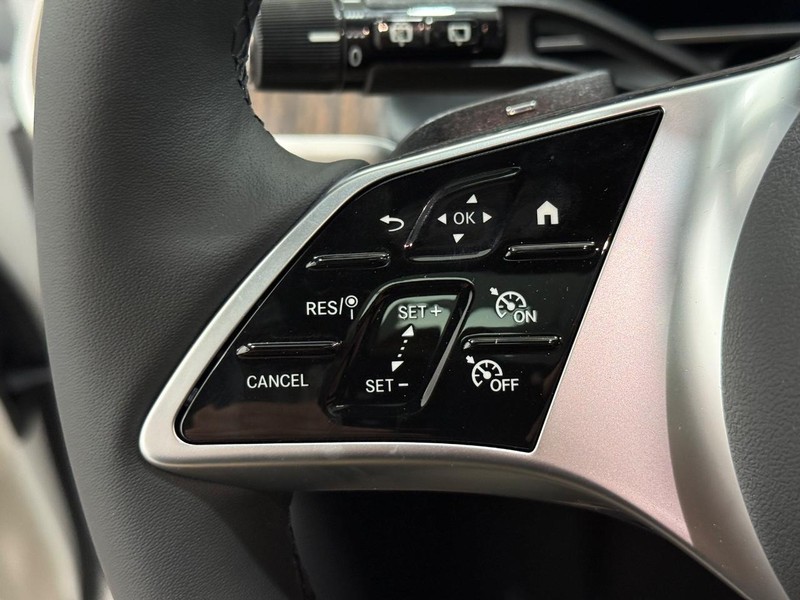 Mercedes-Benz GLC Vehicle Image 11