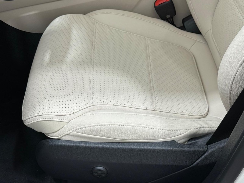 Mercedes-Benz GLC Vehicle Image 16