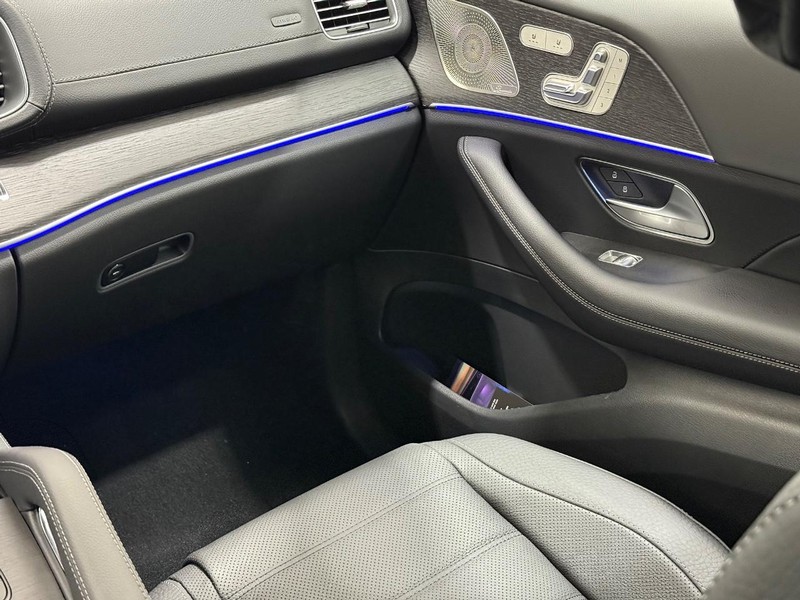 Mercedes-Benz GLS Vehicle Image 9