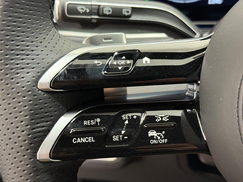 Mercedes-Benz GLS Vehicle Image 11