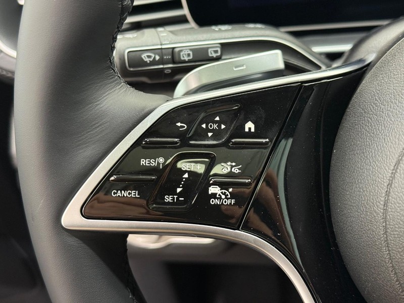 Mercedes-Benz GLE Vehicle Image 11