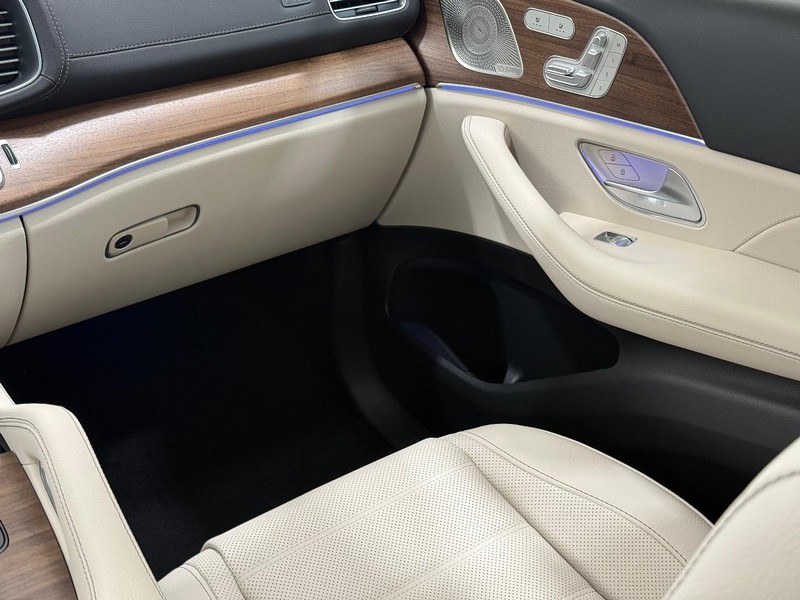 Mercedes-Benz GLS Vehicle Image 9