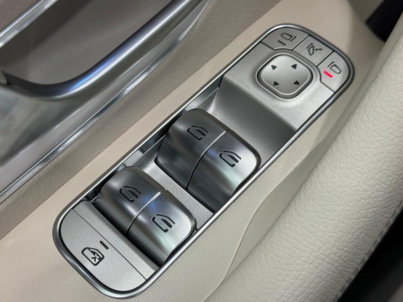 Mercedes-Benz GLS Vehicle Image 15