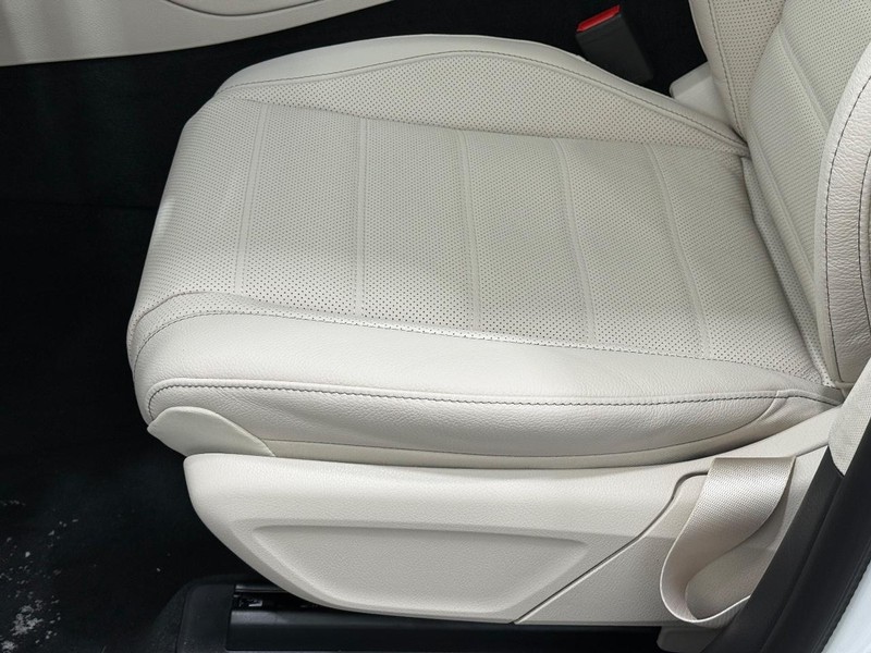 Mercedes-Benz GLS Vehicle Image 16